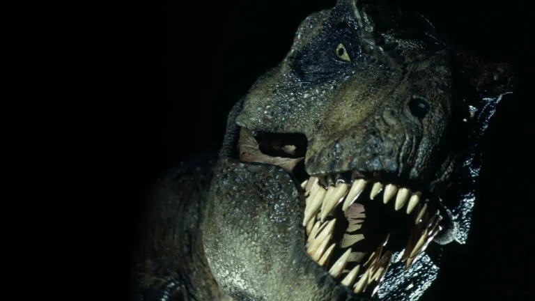 Jurassic Park revolucionó el cine mediante dinosaurios creados con CGI y animatrónicos avanzados.