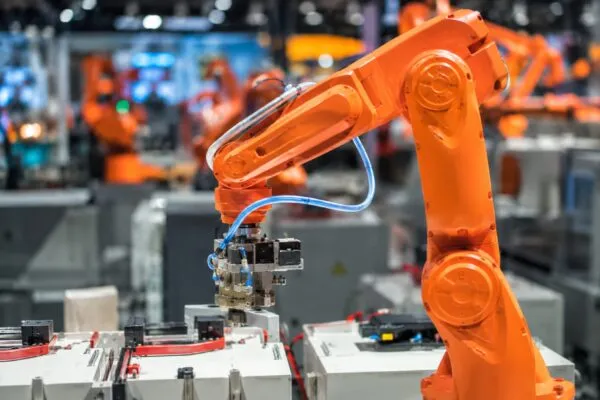 IA física acelera la automatización industrial con robots inteligentes y simulación avanzada en fábricas modernas.