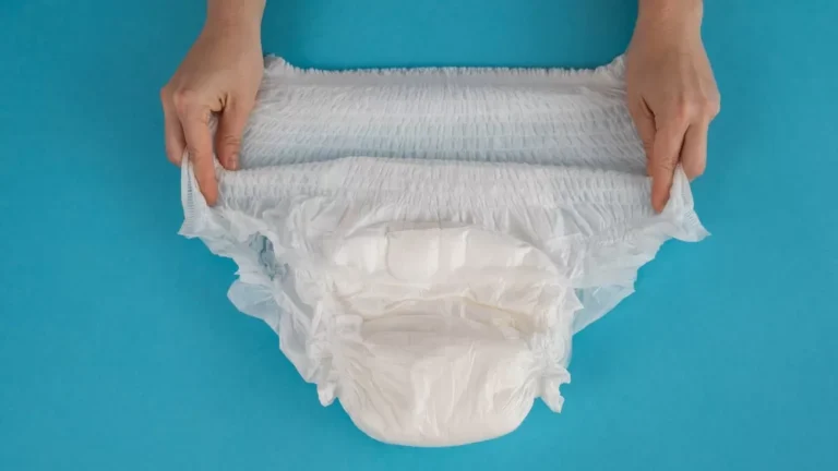 Diagrama en corte de un pañal moderno mostrando sus capas absorbentes y el polímero superabsorbente.
