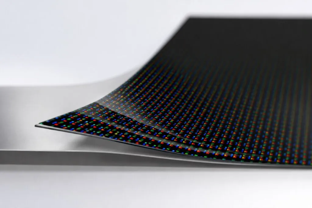 Samsung presenta Flex Titanium para pantallas plegables con mayor resistencia y mejor eficiencia energética.