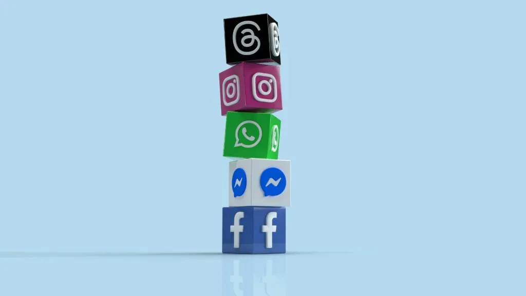 Jóvenes mexicanos utilizando redes sociales desde teléfonos inteligentes en un entorno digital moderno.