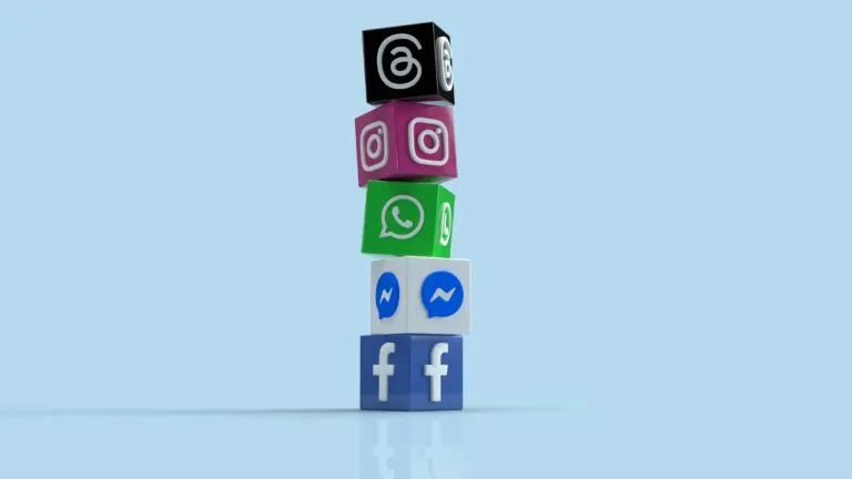 Jóvenes mexicanos utilizando redes sociales desde teléfonos inteligentes en un entorno digital moderno.