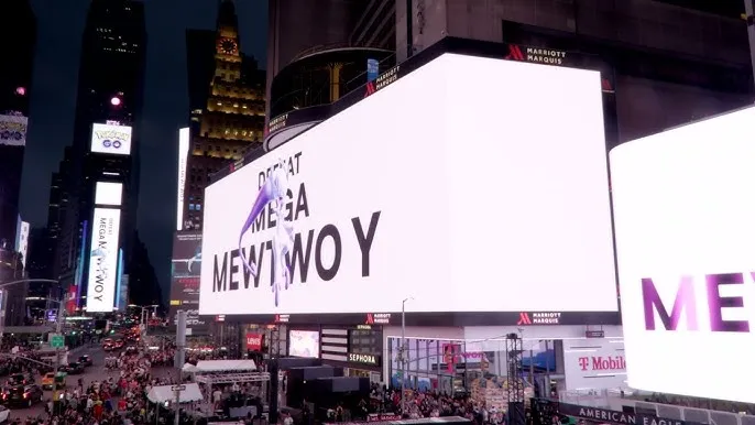 Mewtwo aparece en Times Square durante el evento del décimo aniversario de Pokémon GO con miles de jugadores.