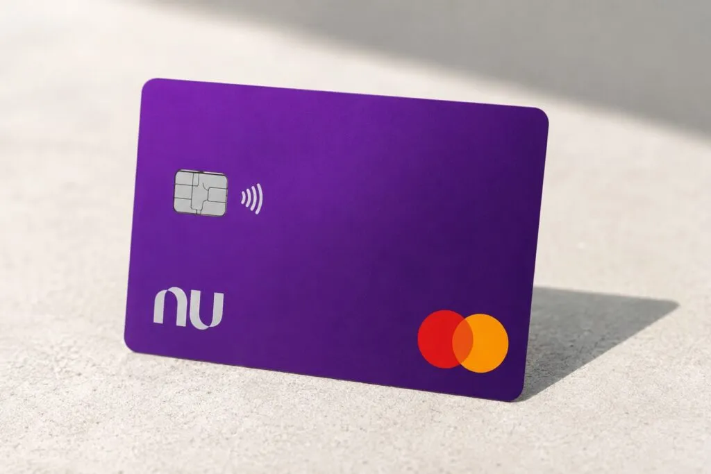Usuario consulta la app de Nu durante la migración tecnológica en México antes del inicio de operaciones como banco.