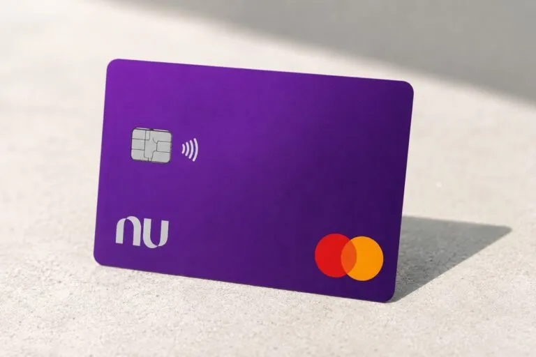 Usuario consulta la app de Nu durante la migración tecnológica en México antes del inicio de operaciones como banco.