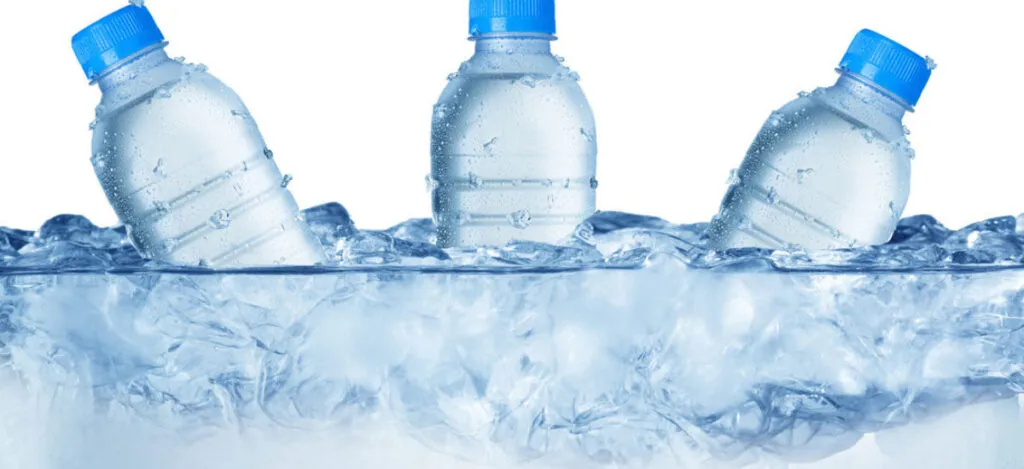 Diferentes botellas de agua mostrando cómo los minerales influyen en el sabor.