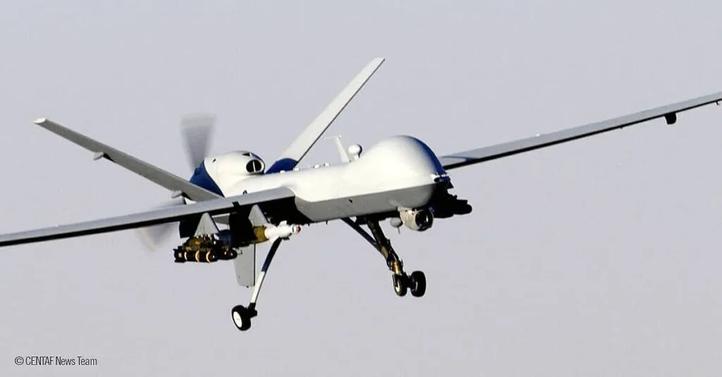 Comparación entre un dron militar de vigilancia y un dron comercial mostrando sus tecnologías.