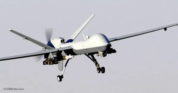 Comparación entre un dron militar de vigilancia y un dron comercial mostrando sus tecnologías.