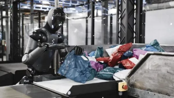 Robot humanoide clasificando paquetes durante una prueba de 200 horas continuas.