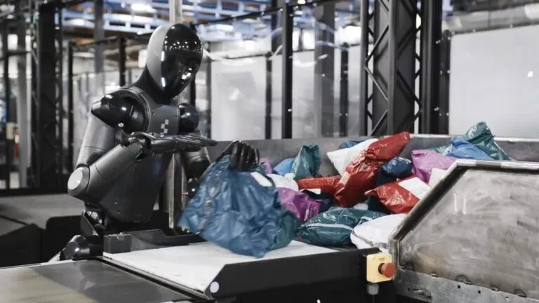 Robot humanoide clasificando paquetes durante una prueba de 200 horas continuas.