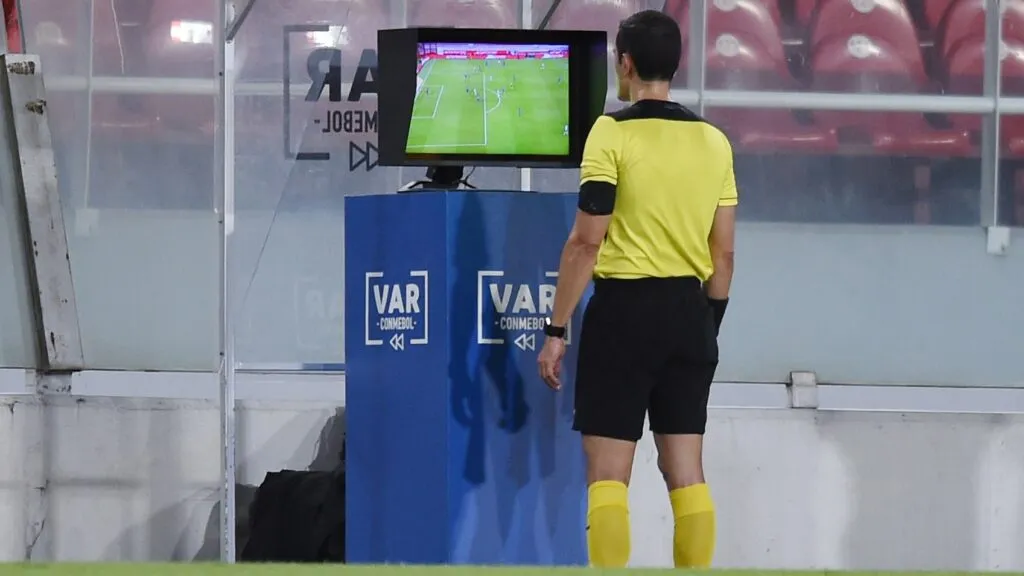 VAR en el Mundial durante una revisión arbitral en un partido de Argentina.