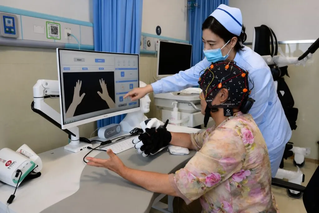 Paciente utilizando interfaces cerebro computadora para controlar una computadora mediante un implante cerebral en un entorno clínico.