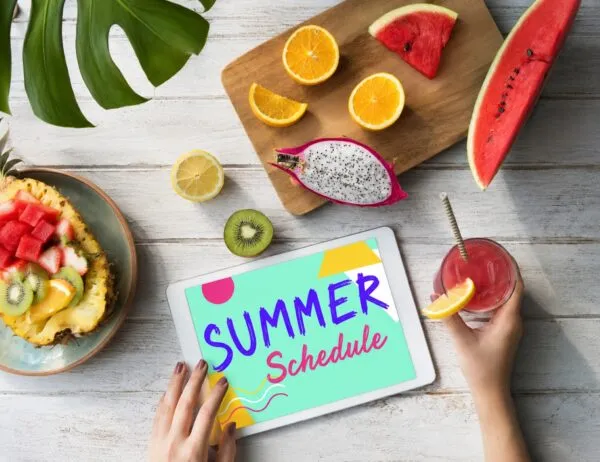 Summer Schedule con aplicaciones de organización, calendario digital y redes sociales durante el verano.