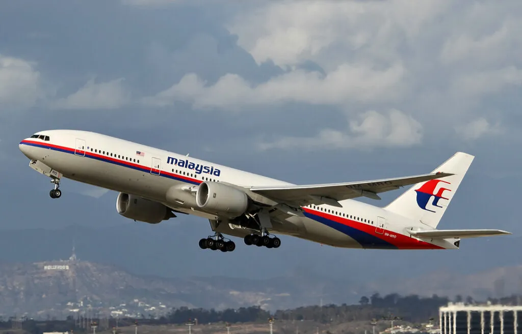 Boeing 777 representando al vuelo MH370 sobre el océano Índico mientras radares y satélites intentan localizarlo.
