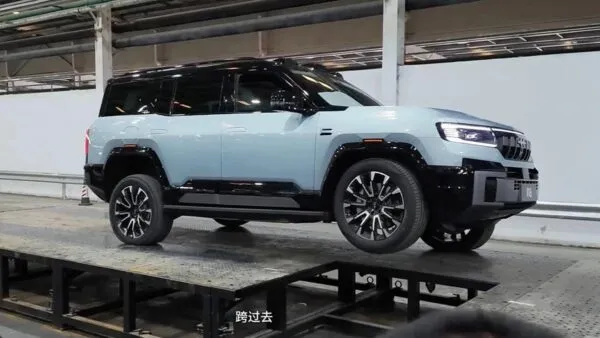 SUV Denza de BYD utilizando la suspensión DiSus-P Ultra para elevar una llanta durante una demostración tecnológica.