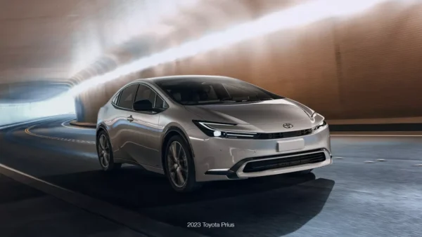 Automóvil híbrido con representación de su motor eléctrico, batería, motor de gasolina y sistema de frenado regenerativo.