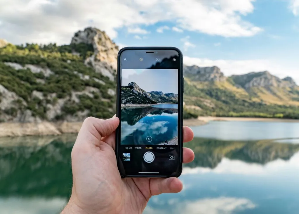 Apps para editar fotos permiten mejorar luz, color y formato directamente desde el celular.