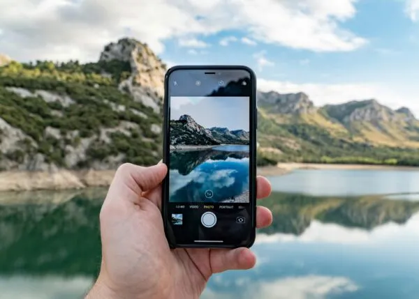 Apps para editar fotos permiten mejorar luz, color y formato directamente desde el celular.