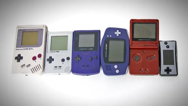 Consola Nintendo Game Boy original con un cartucho de Tetris y su pantalla monocromática.