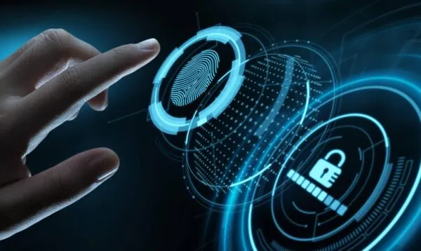 Una persona rodeada de dispositivos digitales mientras diferentes datos representan su huella digital en internet.