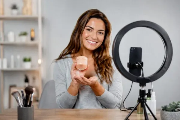 TikTok e Instagram impulsan el uso de cosméticos entre adolescentes y modifican sus rutinas de belleza y cuidado personal.