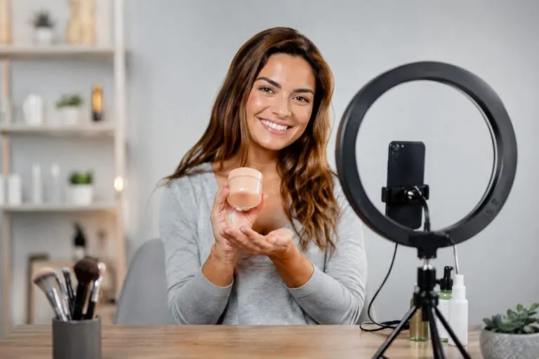 TikTok e Instagram impulsan el uso de cosméticos entre adolescentes y modifican sus rutinas de belleza y cuidado personal.