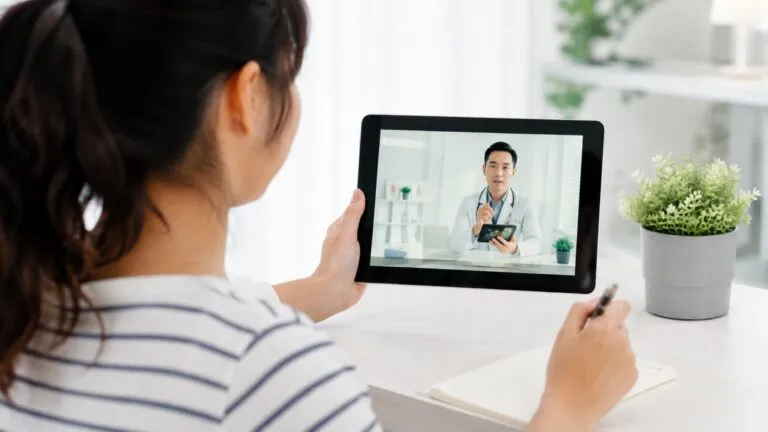 IA para detectar cáncer de piel mediante una aplicación móvil con apoyo de dermatólogos y herramientas de salud digital.