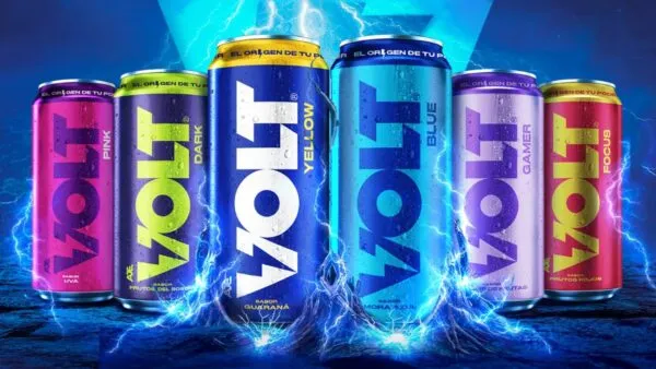 Latas de VOLT de AJEMEX junto a elementos relacionados con energía, concentración y actividad cotidiana.