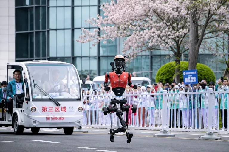 Robot humanoide chino corre 100 metros y muestra avances en inteligencia artificial y robótica