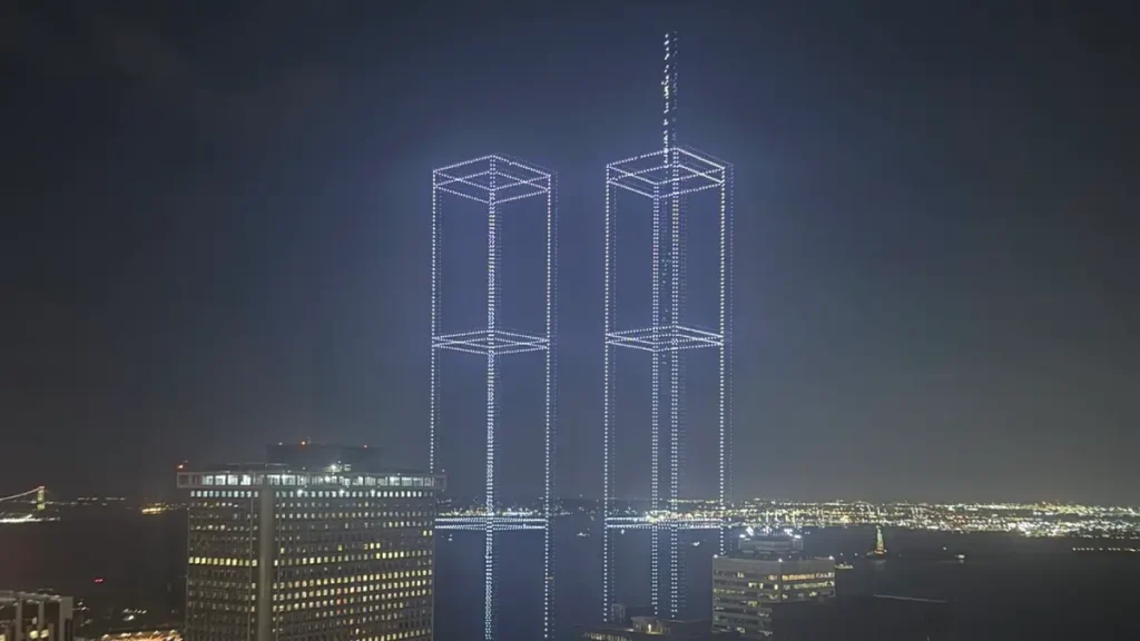 2,977 drones iluminados recrean la silueta de las Torres Gemelas sobre Nueva York como homenaje a las víctimas del 11 de septiembre.