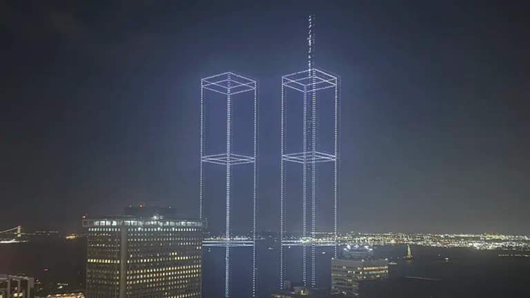 2,977 drones iluminados recrean la silueta de las Torres Gemelas sobre Nueva York como homenaje a las víctimas del 11 de septiembre.