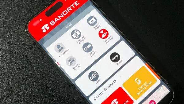 App de Banorte en México con servicios bancarios temporalmente no disponibles durante mantenimiento