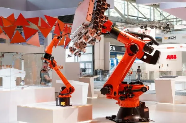 Manufactura inteligente en China con robots, inteligencia artificial y fábricas flexibles para acelerar la producción tecnológica.