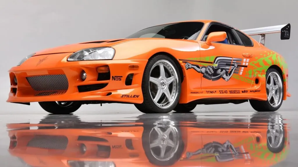 Automóvil modificado inspirado en la cultura tuning con aerodinámica, suspensión y elementos tecnológicos de competición.