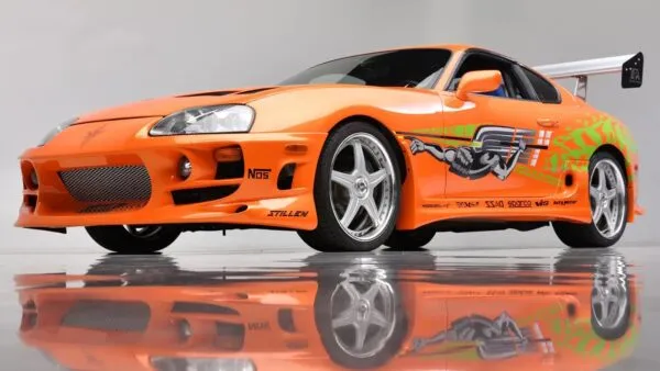 Automóvil modificado inspirado en la cultura tuning con aerodinámica, suspensión y elementos tecnológicos de competición.