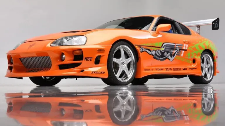 Automóvil modificado inspirado en la cultura tuning con aerodinámica, suspensión y elementos tecnológicos de competición.