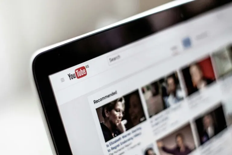 Fallo de YouTube impide cargar videos y música en dispositivos Android, iOS y navegadores web.