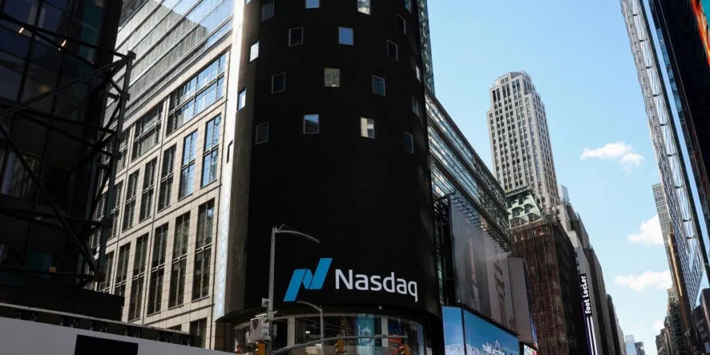 Nasdaq ayudó a transformar Wall Street mediante mercados electrónicos. Así funcionan algoritmos, servidores y operaciones ejecutadas en fracciones de segundo.