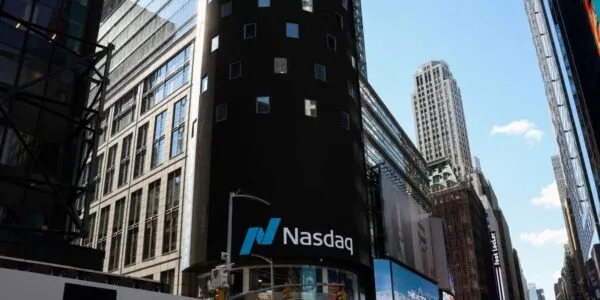 Nasdaq ayudó a transformar Wall Street mediante mercados electrónicos. Asà funcionan algoritmos, servidores y operaciones ejecutadas en fracciones de segundo.