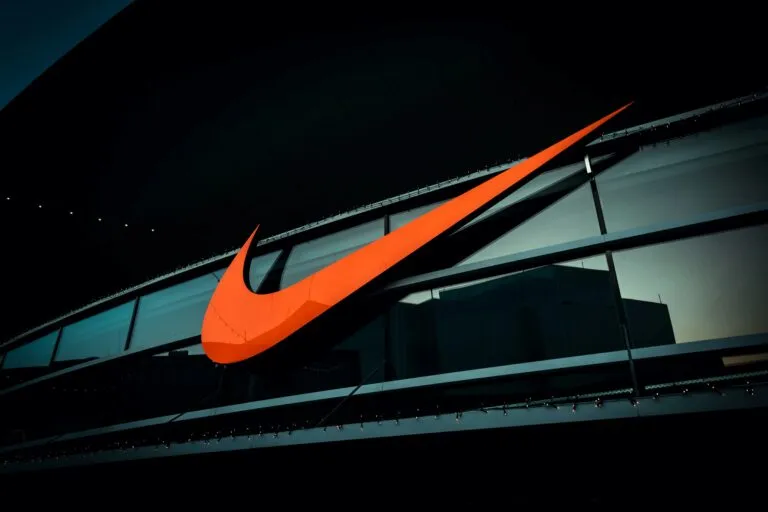 Nike enfrenta competencia mientras fortalece ventas mayoristas y modifica su estrategia comercial ante el crecimiento de nuevas marcas
