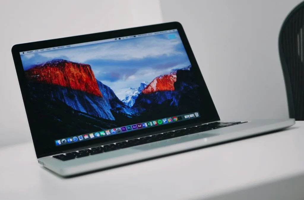 Laptop y tablet para comparar memoria RAM, almacenamiento, batería y pantalla antes de comprar