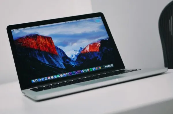 Laptop y tablet para comparar memoria RAM, almacenamiento, batería y pantalla antes de comprar