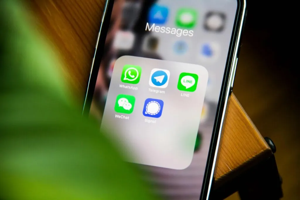 iPhone preparado para gestionar tres cuentas de WhatsApp con conversaciones, avisos y configuraciones independientes.
