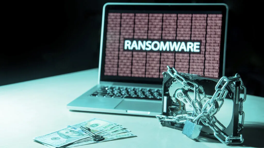 Computadora y smartphone representan las nuevas amenazas de virus informáticos, malware y ataques digitales en 2026.