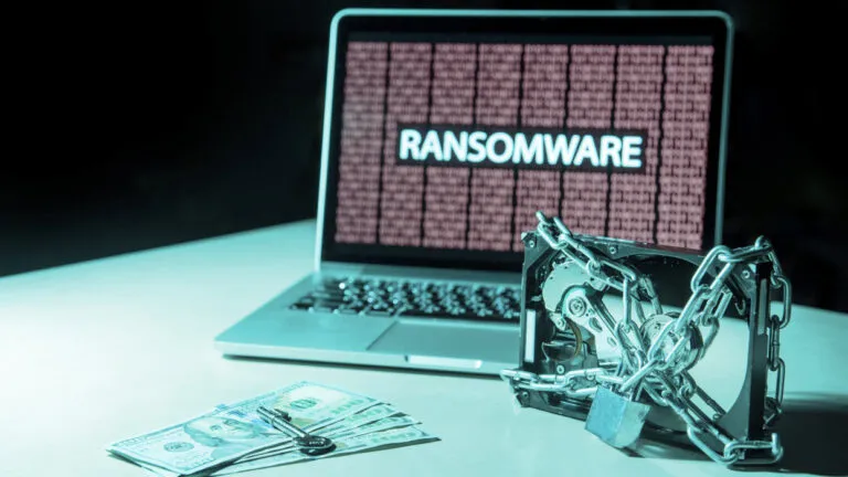 Computadora y smartphone representan las nuevas amenazas de virus informáticos, malware y ataques digitales en 2026.
