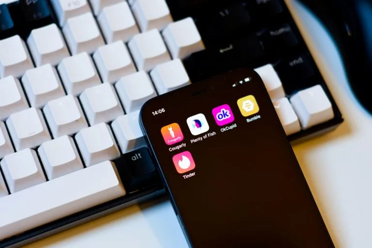 Apps de citas pueden ocultar perfiles falsos y estafas que utilizan manipulación, inteligencia artificial y deepfakes.