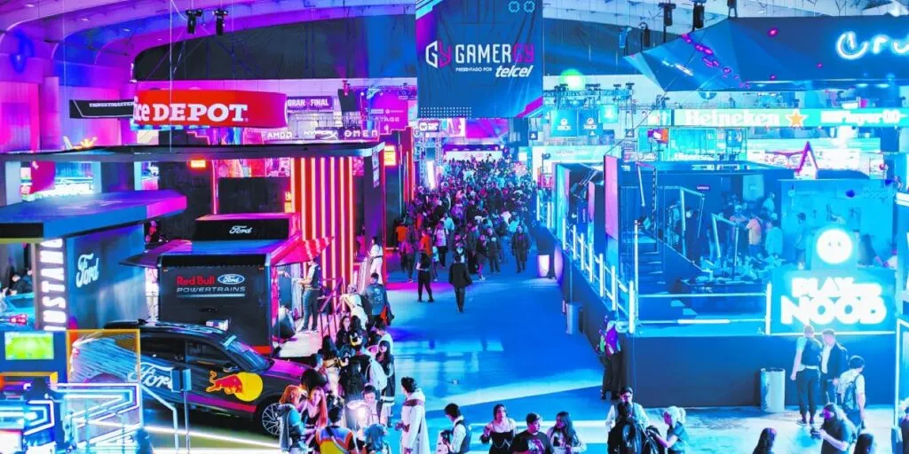 Estudio de desarrollo de videojuegos mexicanos con computadoras y herramientas digitales, representando la participación de Bromio en Manchester.