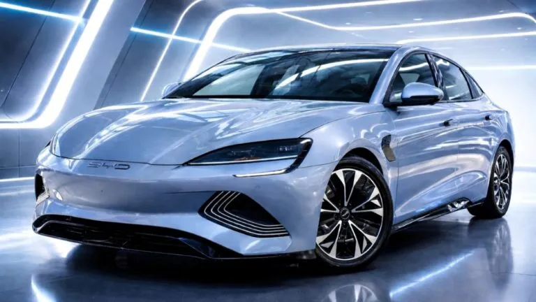 Vehículos eléctricos de BYD dentro de una moderna planta automotriz en Brasil.
