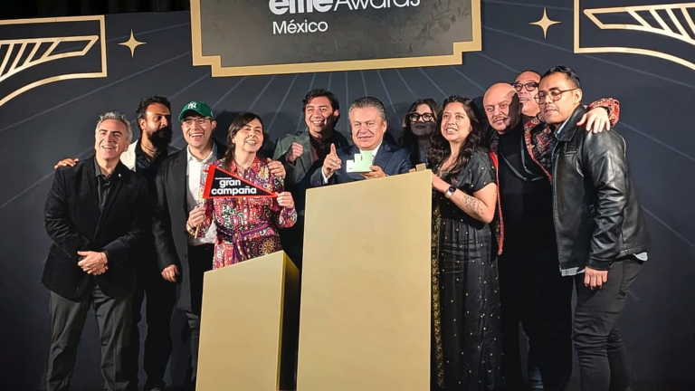 Grupo de premiados celebra durante los Effie Awards México con trofeos y reconocimientos sobre el escenario.