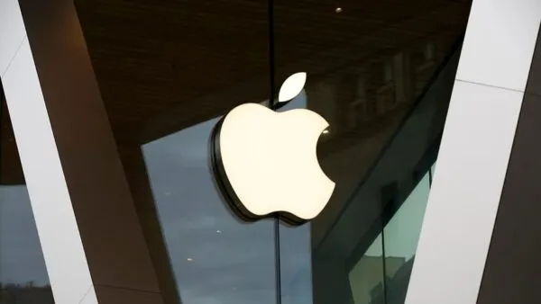 Teléfono inteligente representando la App Store y los cambios en los sistemas de pago exigidos a Apple en Corea del Sur.